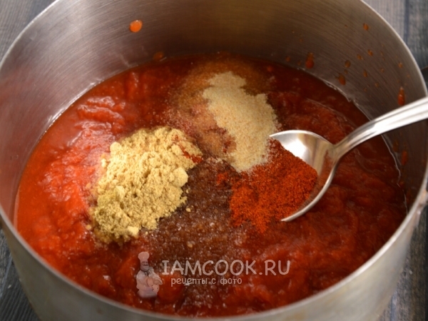 Положить к томатам специи, соль и сахар