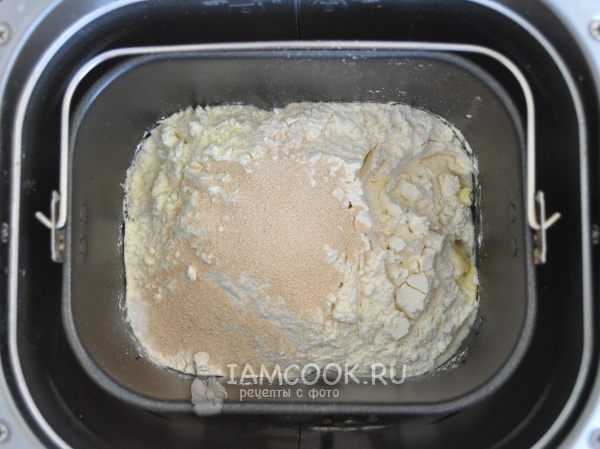 Положить ингредиенты для теста в хлебопечку