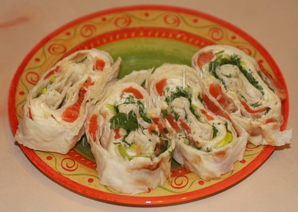 Фотография рулета с семгой из лаваша