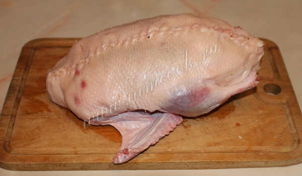 Нафаршированная и зашитая тушка утки