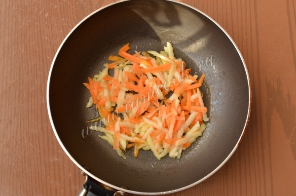 Обжарить морковь с яблоком