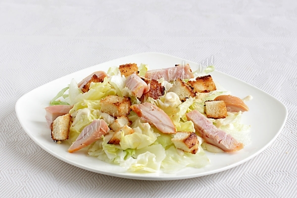 Выложить сухарики и курицу