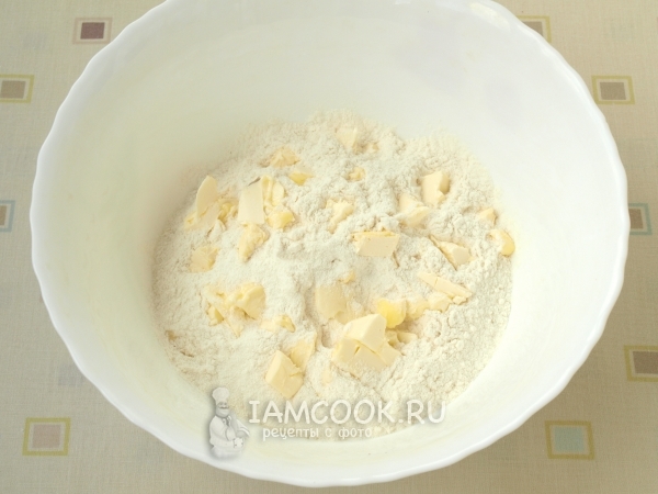 Соединить масло и муку