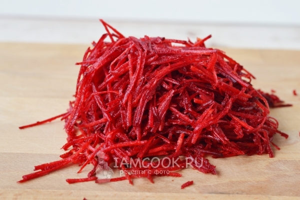 Натереть на терке бурак