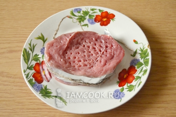 Обернуть мясо фольгой