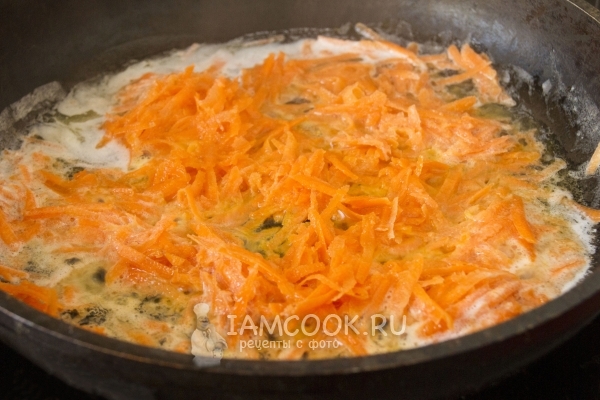 Обжарить морковь