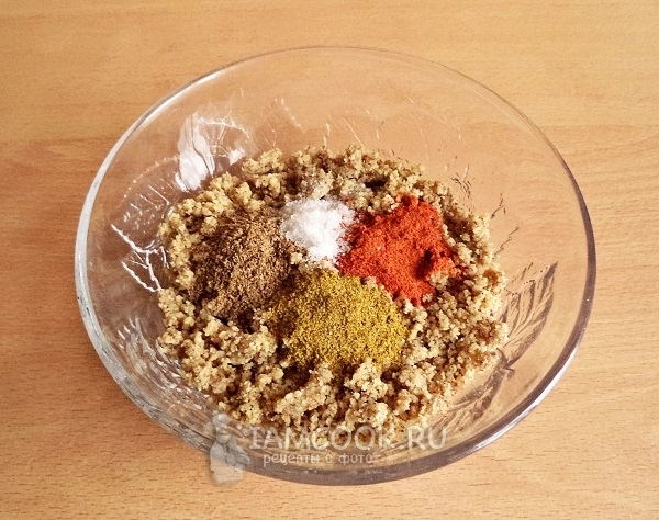 Всыпать специи и соль