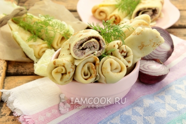 Готовые блины с мясом и сырым лиловым луком