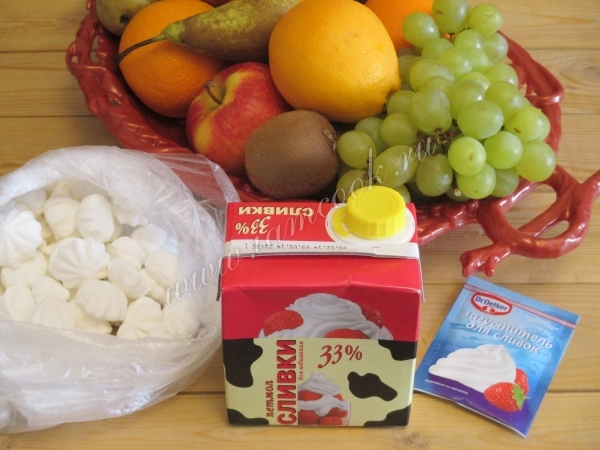 Ингредиенты для десерта из фруктов и сливок