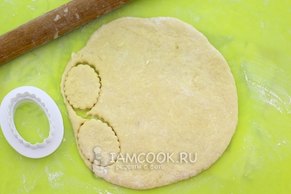 Раскатать тесто и вырезать печенье