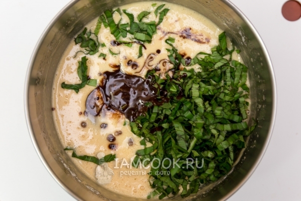 Положить банан, базилик и растопленный шоколад