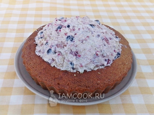 Выложить массу для торта в манник