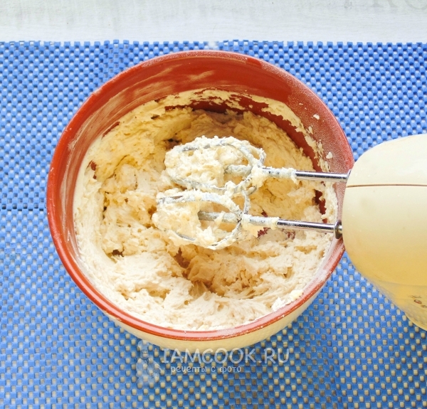 Взбить крем из масла, сахара и бананового пюре