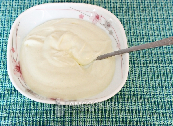 Смешать сметану с сахаром
