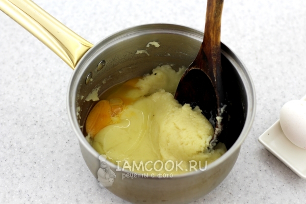 Добавить яйца и вымешать