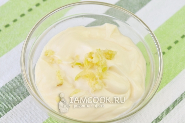 Положить в майонез чеснок