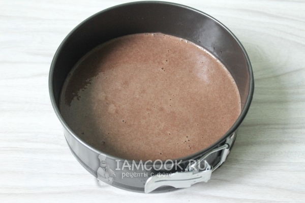 Перелить тесто в форму