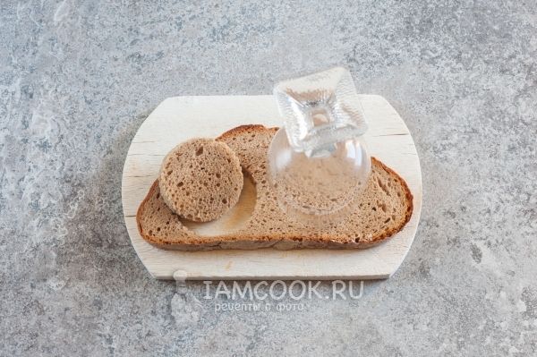 Вырезать из хлеба круг