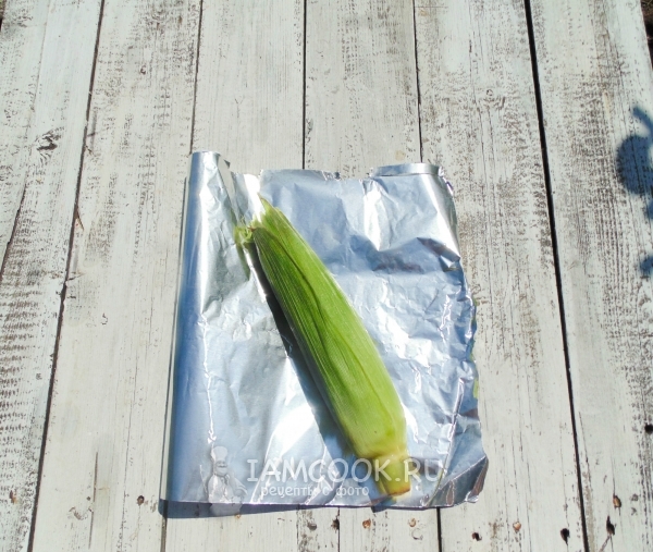 Положить кукурузу на фольгу