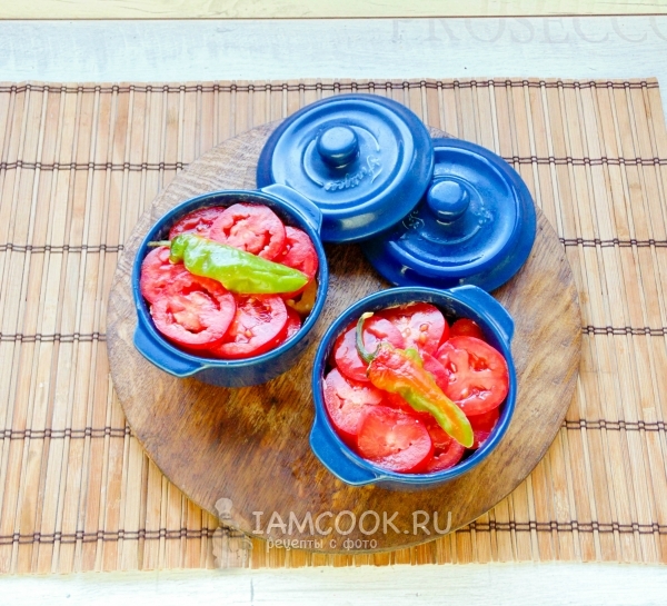 Положить помидоры и перец