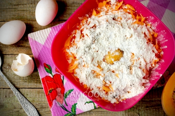 Добавить яйца, муку и соль с перцем