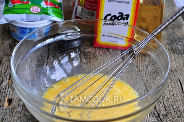 Взбить яйца венчиком