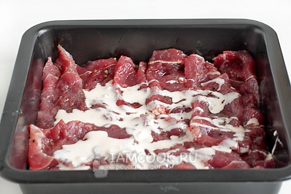 Полить мясо соусом