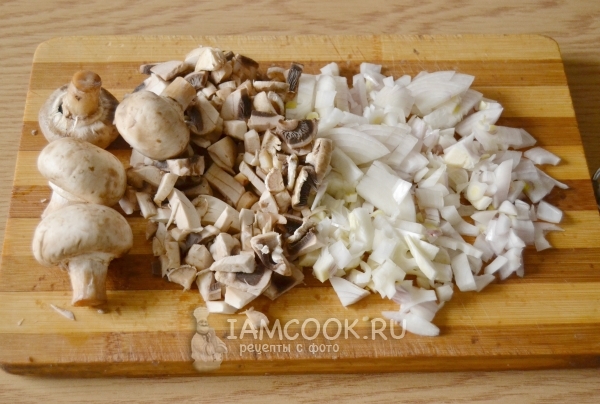 Порезать грибы и лук