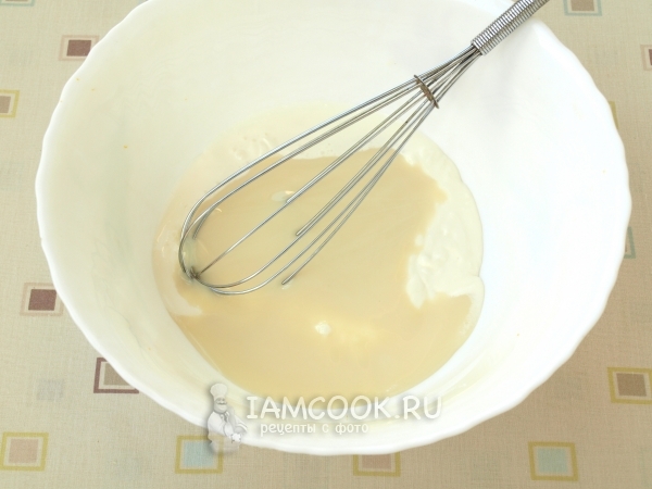 Соединить сметану и сгущенку