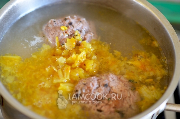 Выложить зажарку в суп