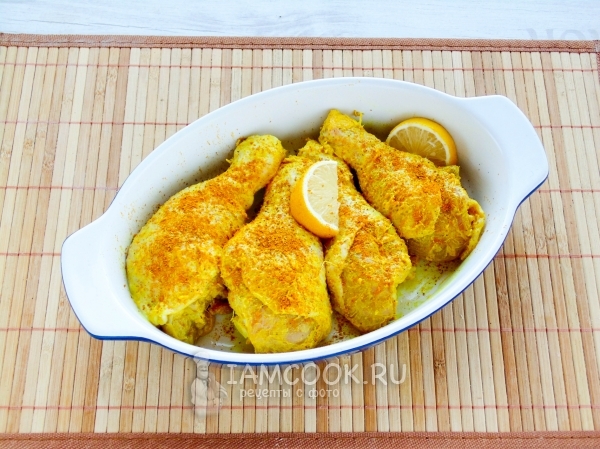 Положить в форму курицу и лимон