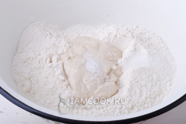 Положить в муку опару, соль и сахар