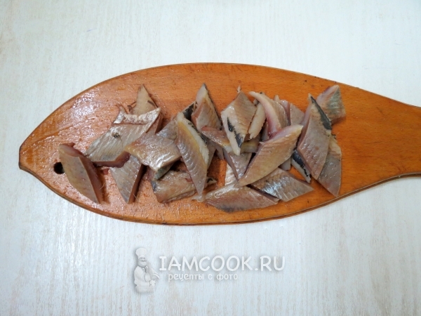 Нарезать филе рыбы