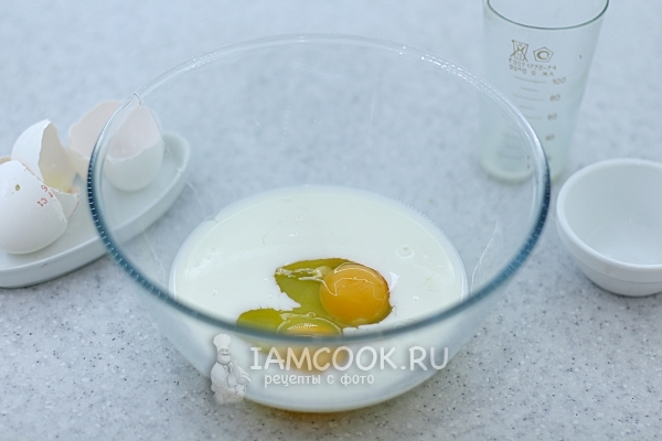 Смешать молоко с яйцами