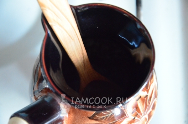 Размешать сахар с кофе