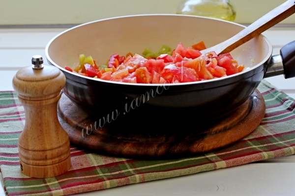 Обжарка овощей с помидором