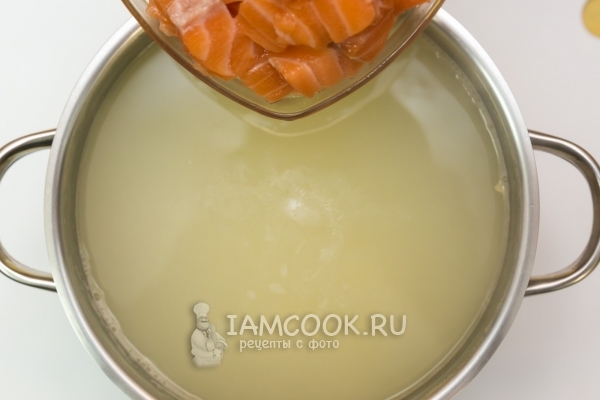 Положить рыбу в суп