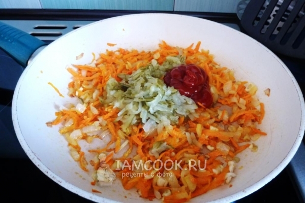 Положить огурцы и пасту