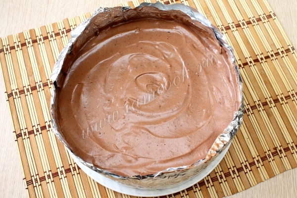 Выложить крем в форму