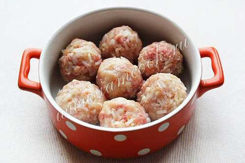 Выкладываем тефтели в форму