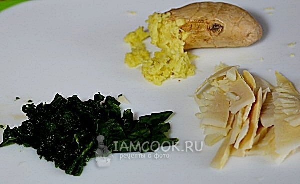 Измельчить ростки бамбука, имбирь и шпинат