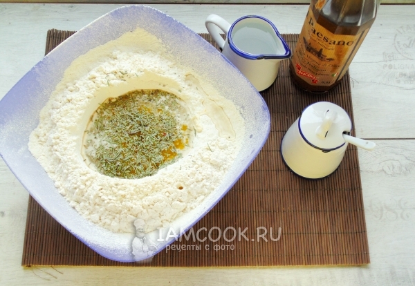 Добавить масло, воду и розмарин