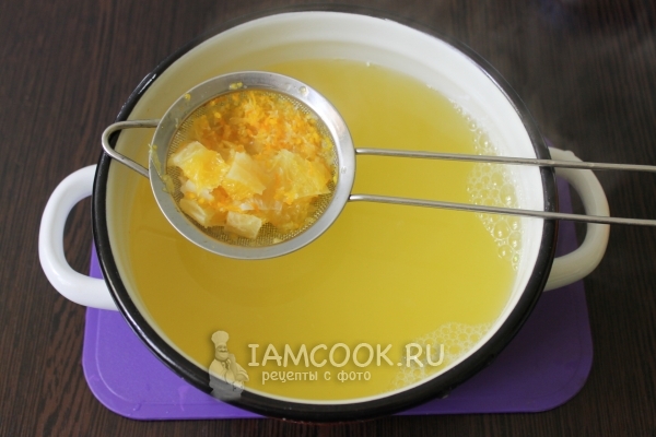 Процедить компот через сито