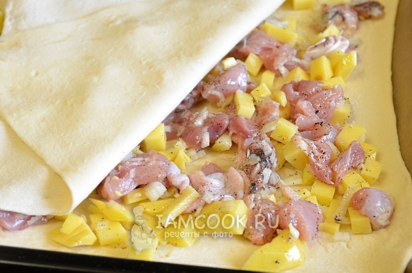 Раскатать тесто и выложить начинку