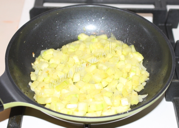 Кабачки с луком на сковороде