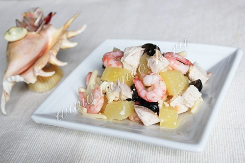 Куриный салат с креветками и ананасами