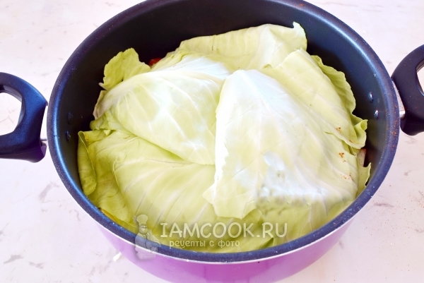 Накрыть овощи с мясом капустными листами