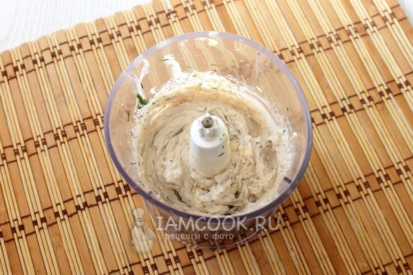 Взбить масло с укропом и рыбой