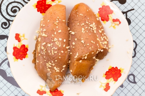 Посыпать чесноком