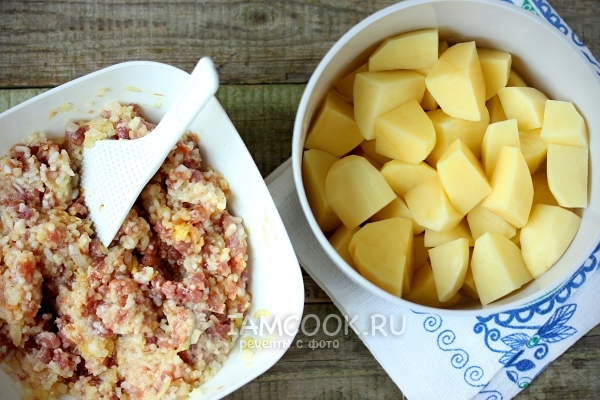 Размешать фарш и порезать картофель на кусочки